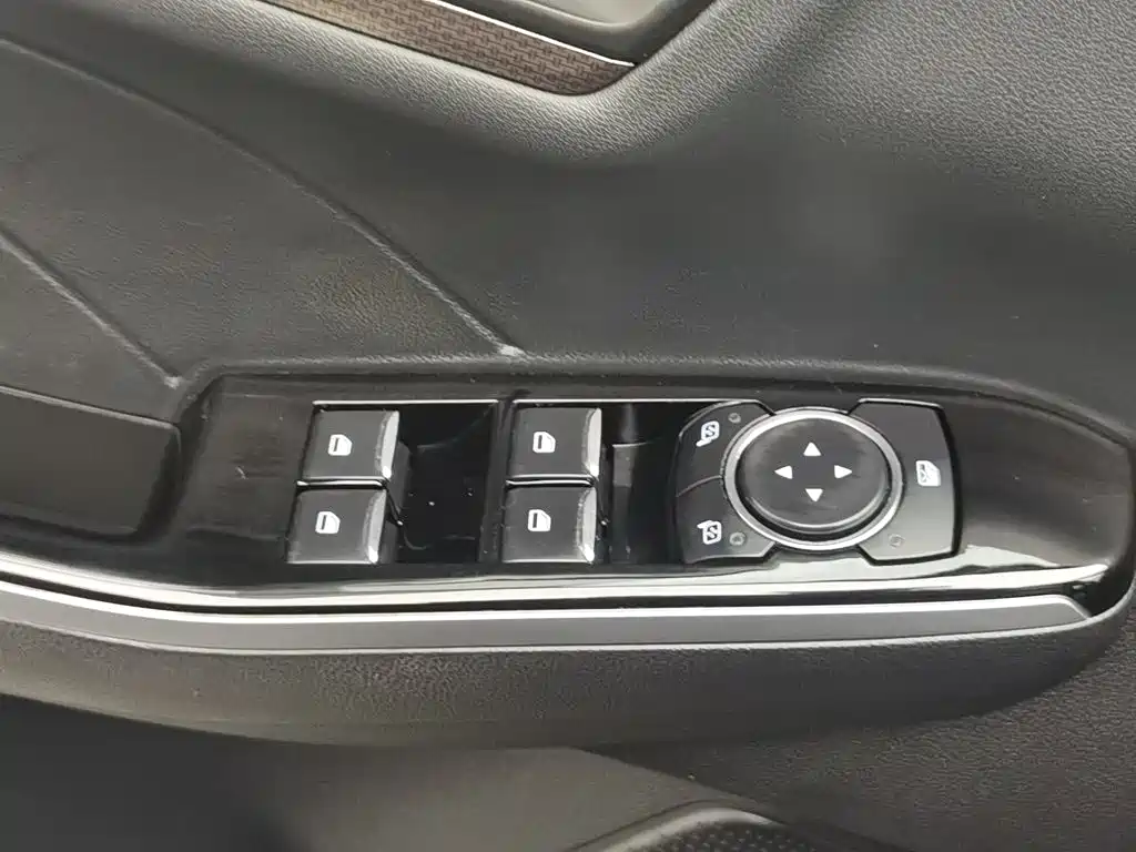 Photo 9 - Ford Escape