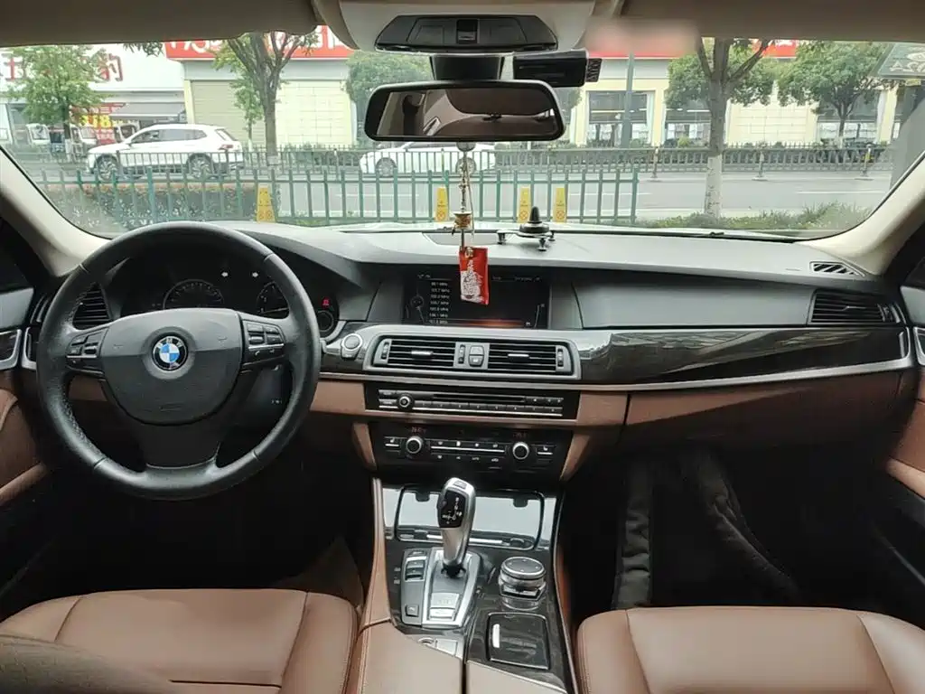 BMW 5 Series 2014 525Li Leading фото 10