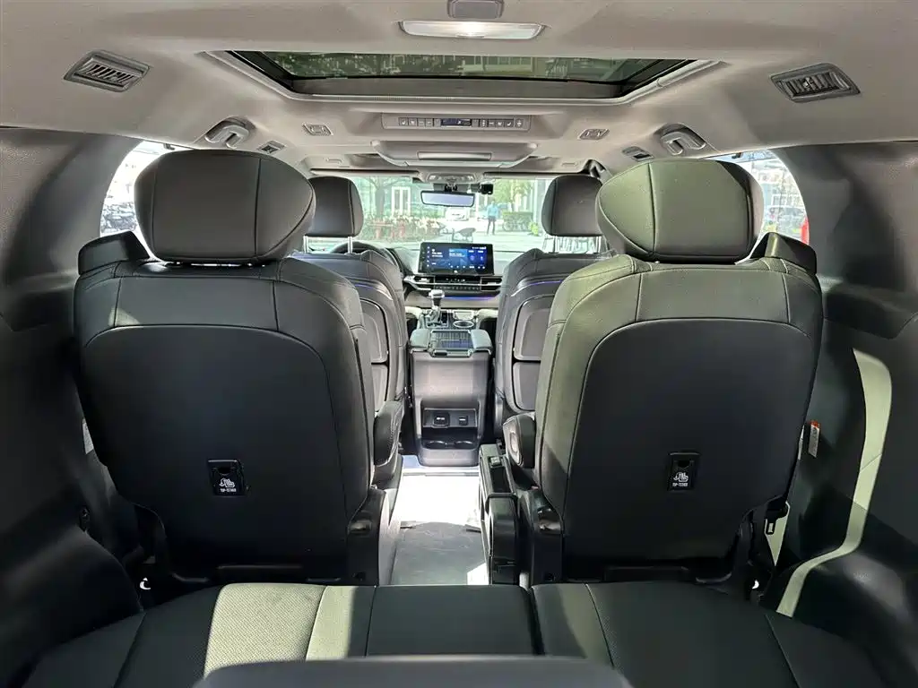 Toyota Granvia 2023 2.5L Hybrid Flagship VIP Edition фото 12