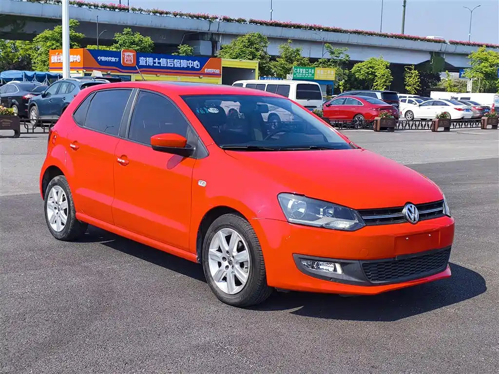 Volkswagen Polo 2013 1.4L Automatic Luxury Edition фото 8