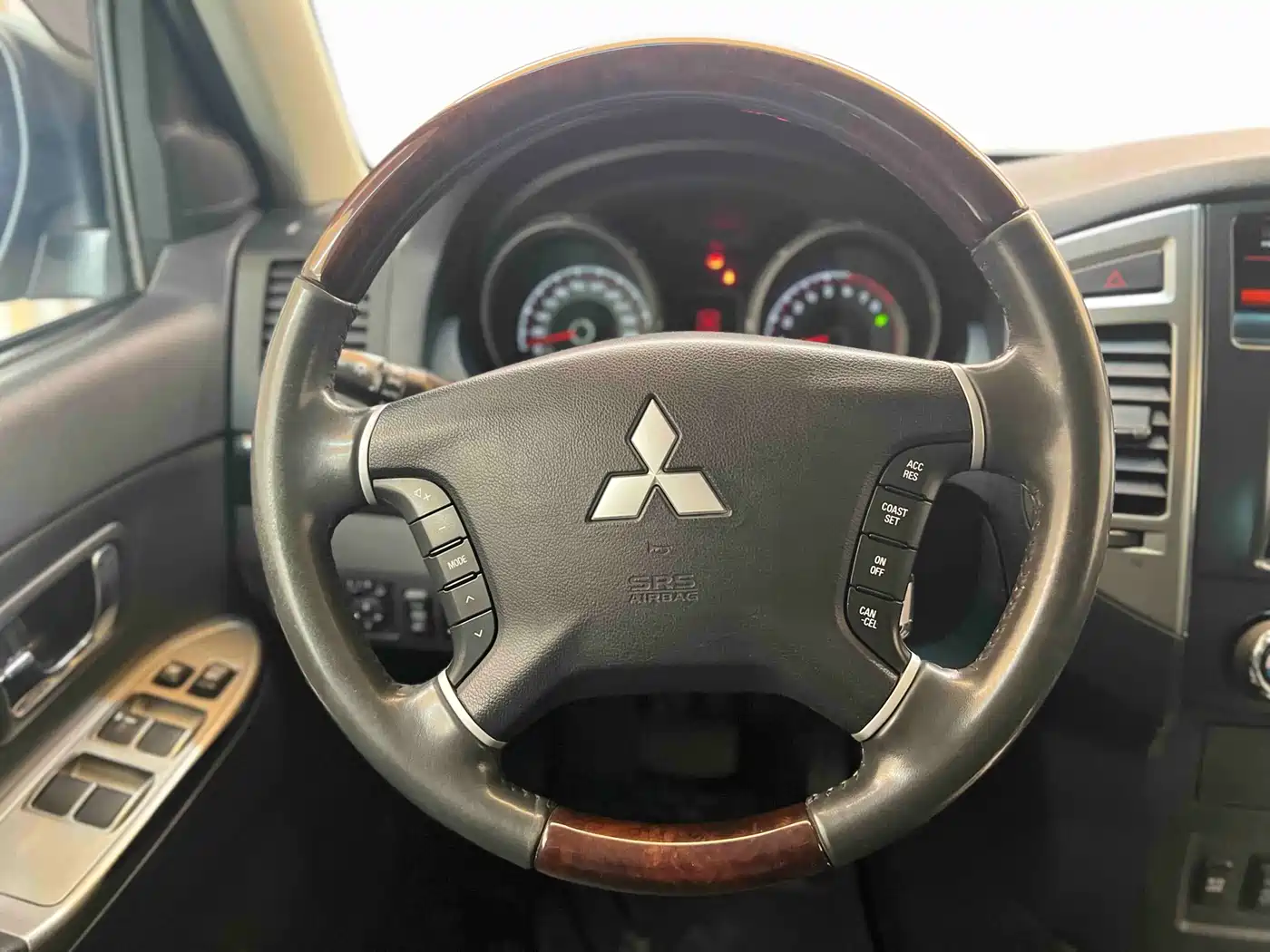 Mitsubishi Pajero (Import) 2016 3.0L Automatic Premium (China V) фото 13
