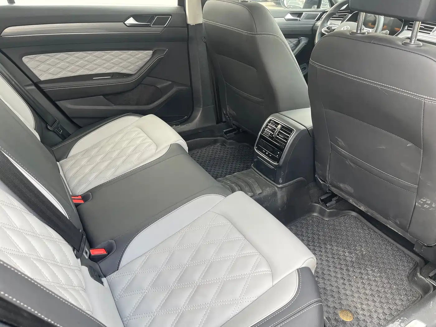 Volkswagen Magotan 2023 Model 2 Million Commemorative Edition 330TSI DSG Luxury фото 7