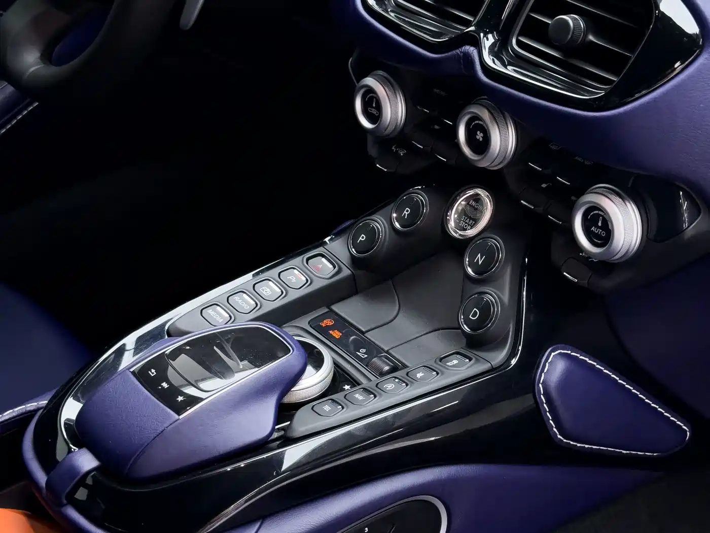 Aston Martin V8 Vantage 2020 2018 4.0T V8 Coupe