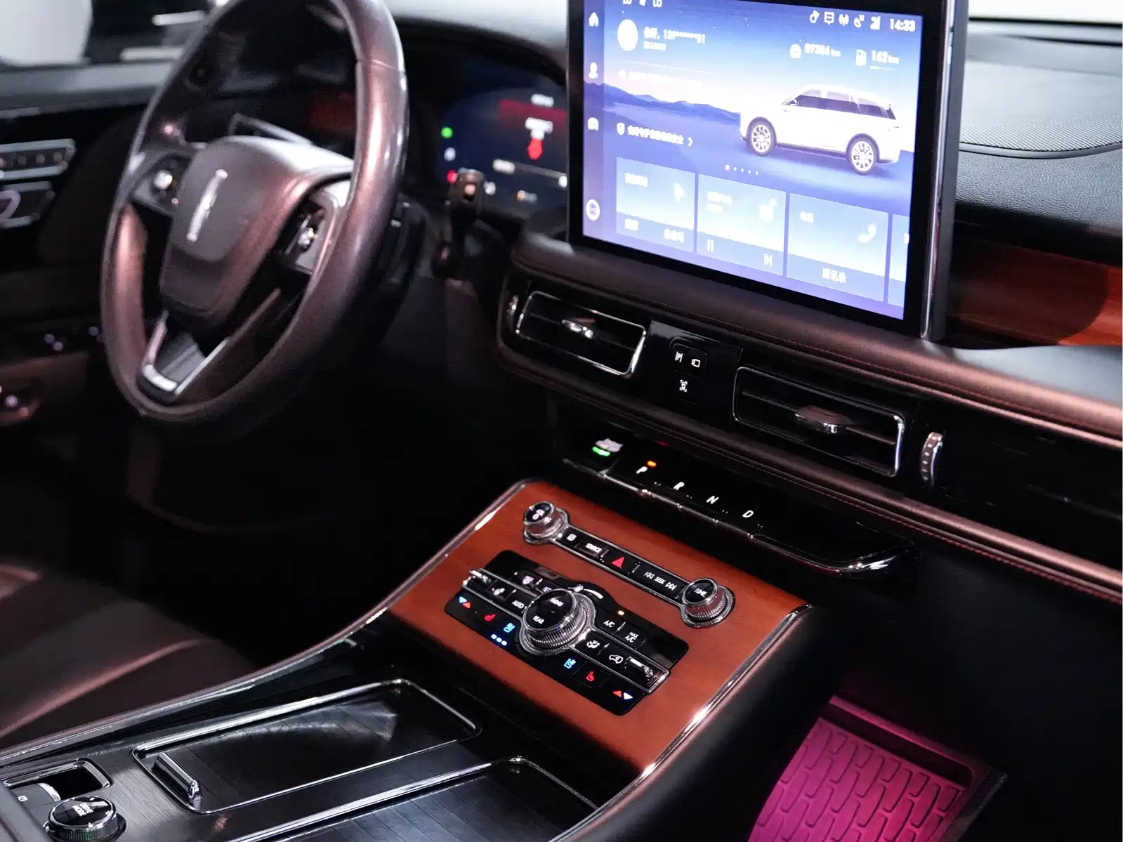 Photo 17 - Lincoln Aviator