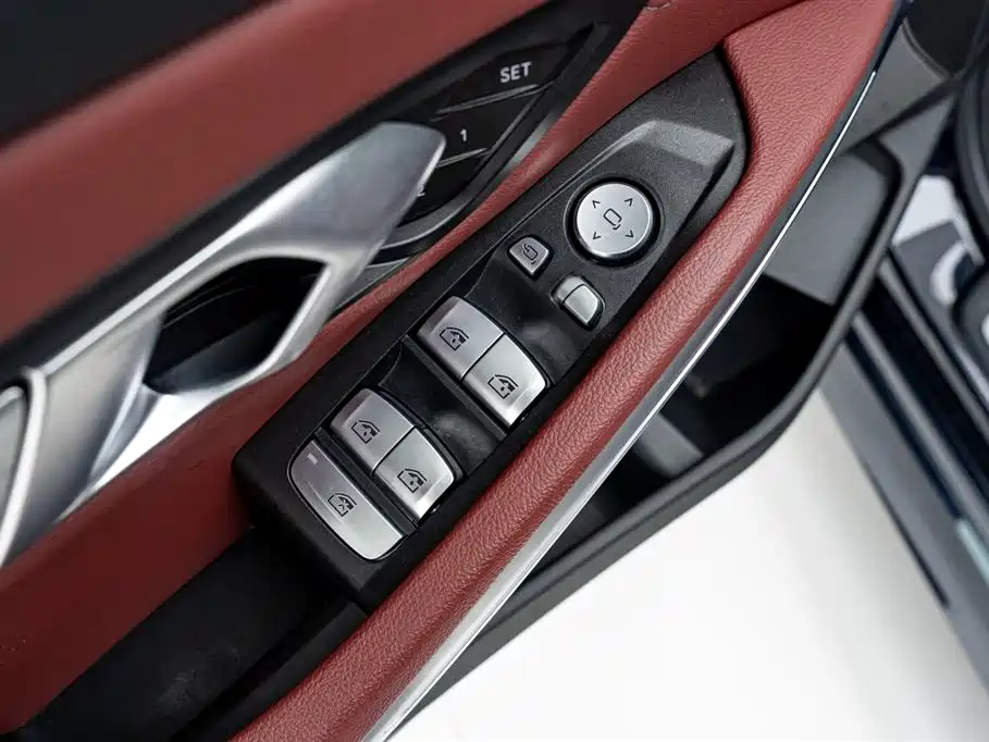 BMW 3 Series 2023 330i M Sport Shadow Edition фото 23
