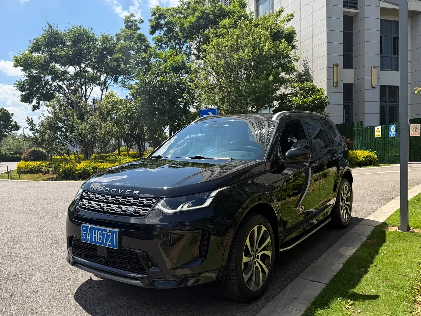Land Rover Discovery Sport 2022 Model Facelift 249PS R-Dynamic S Performance Edition 5-seater фото 2