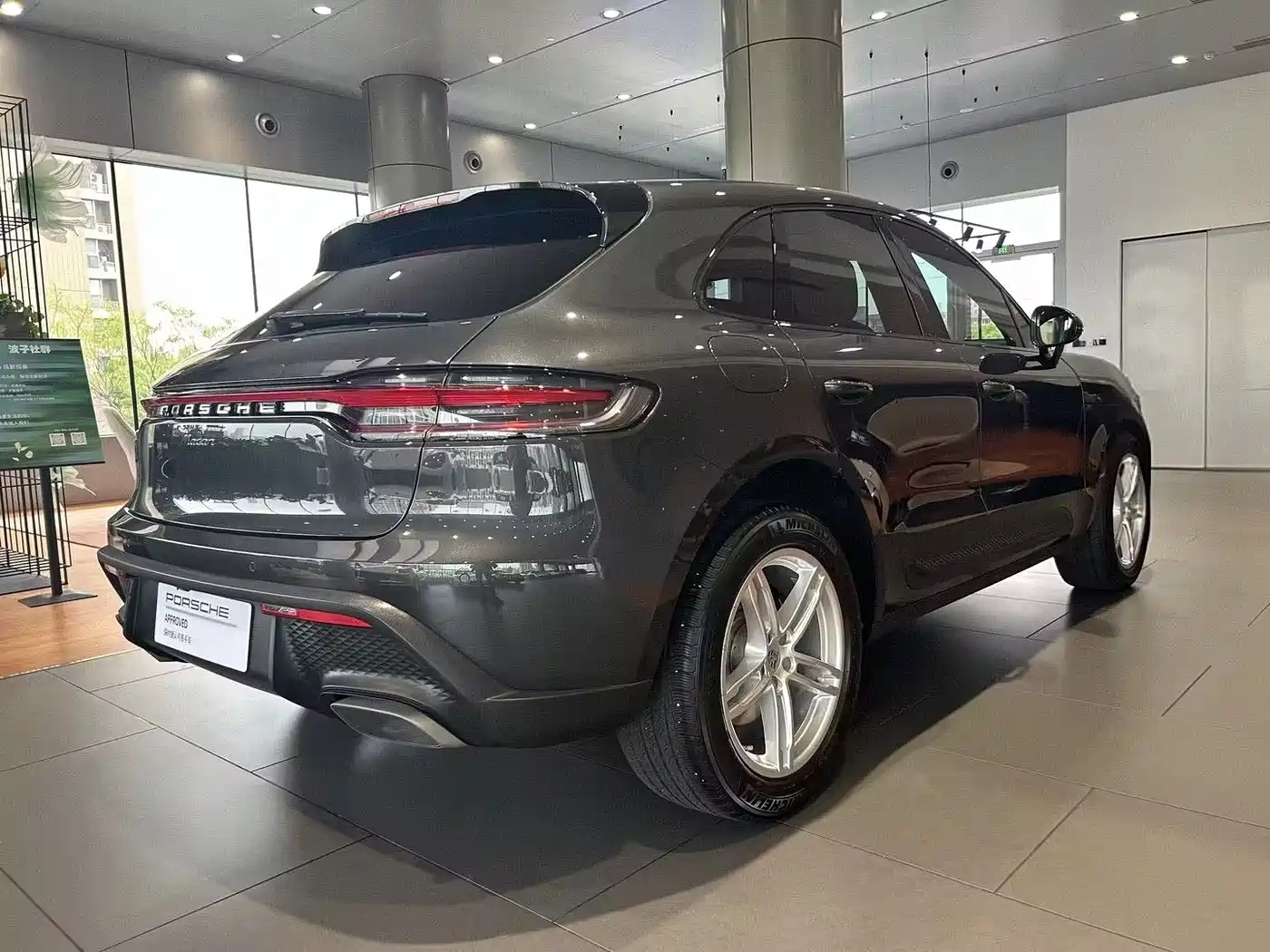 PORSCHE MACAN