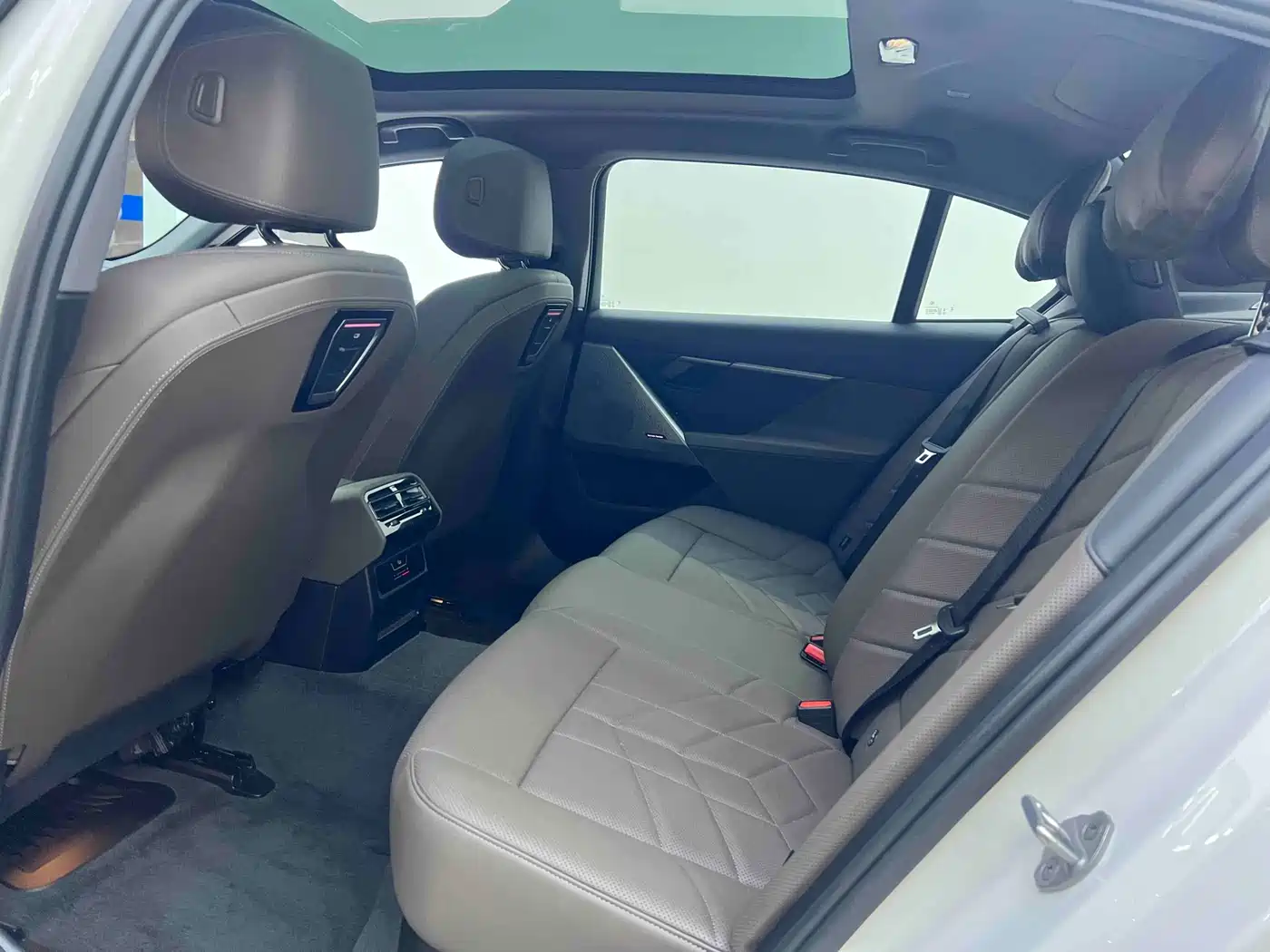 BMW 5 Series 2025 525Li M Sport Package фото 8