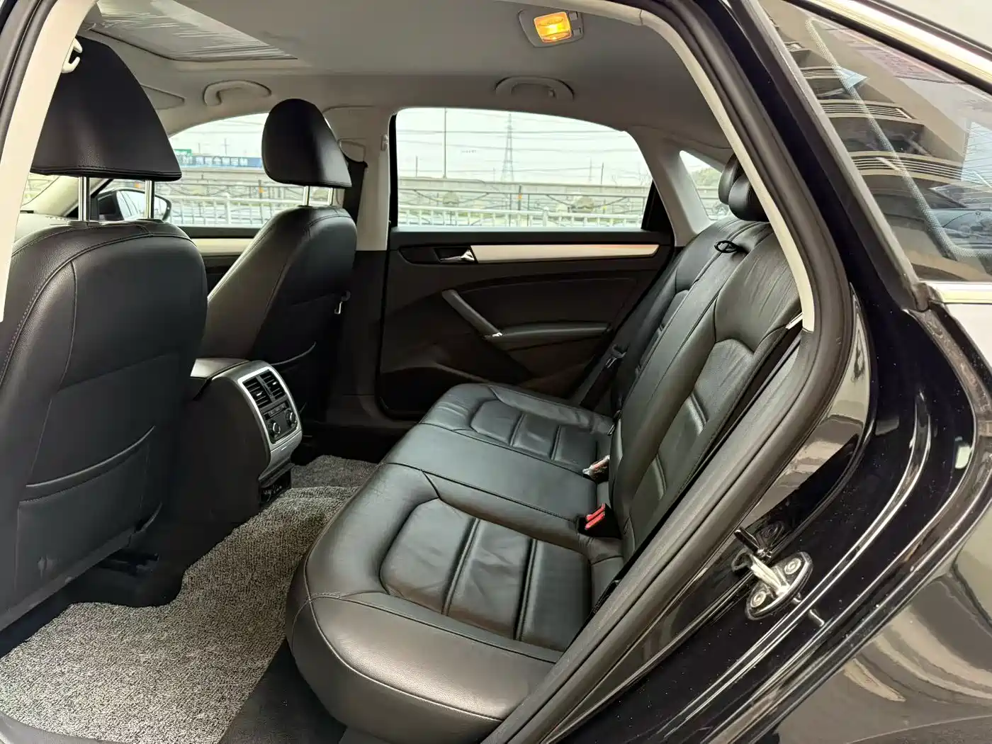 Volkswagen Passat 2015 1.8TSI DSG Honor Edition фото 9