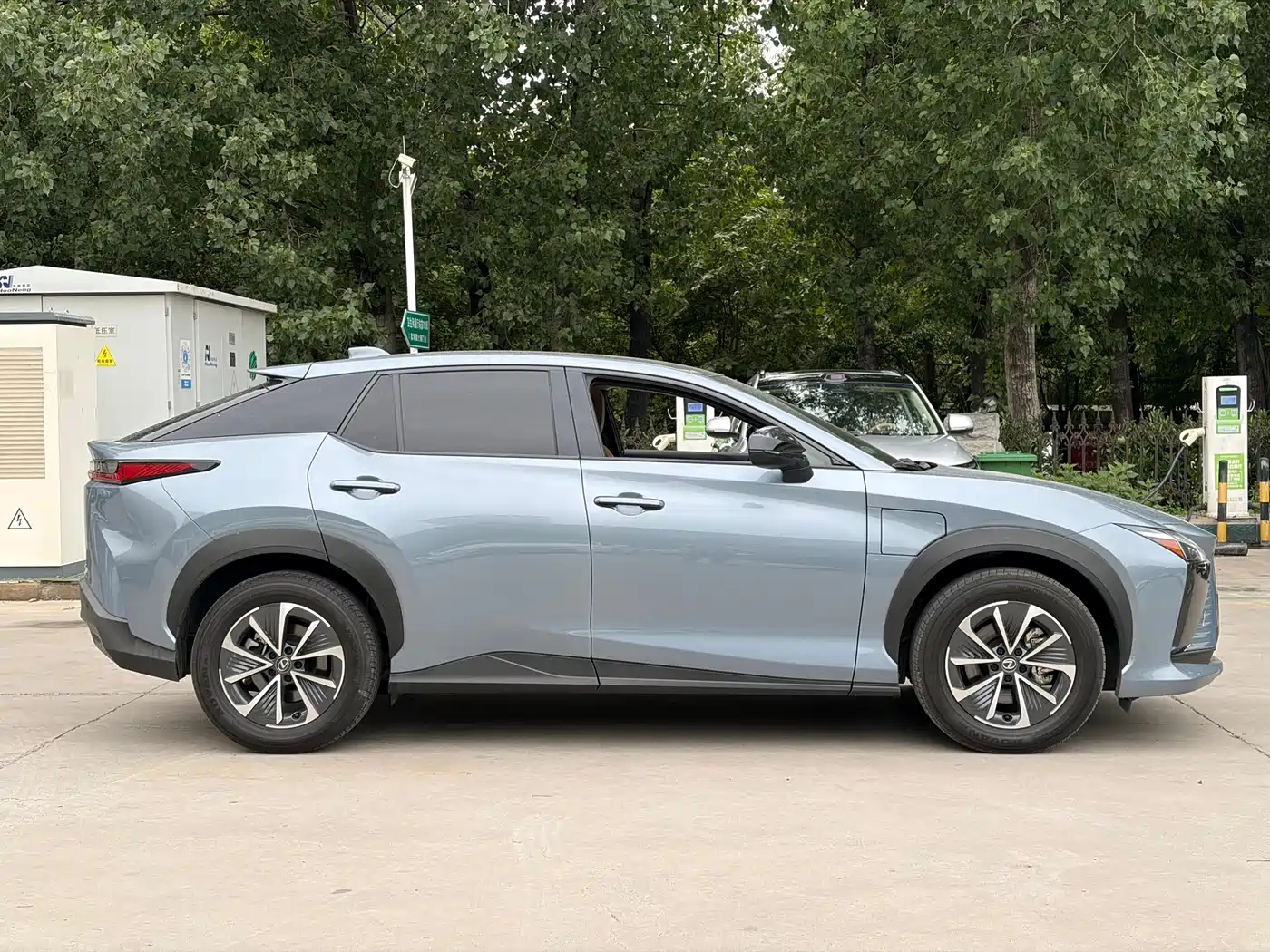 Lexus RZ 2023 450e 4WD Deluxe фото 4