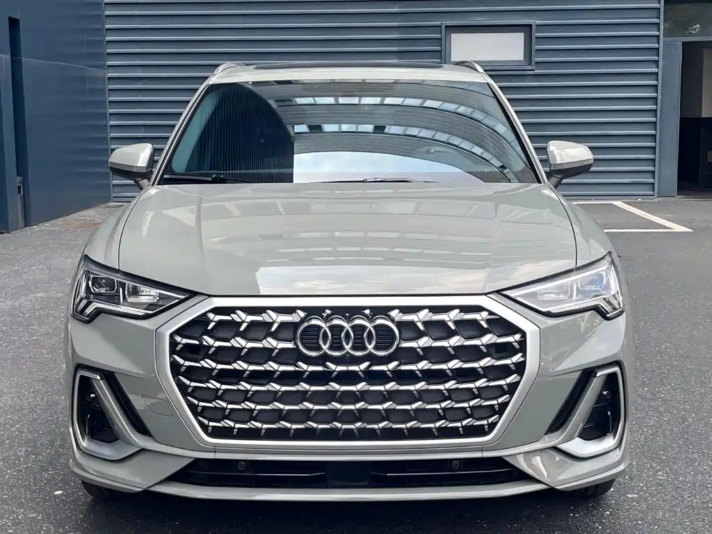 Photo 2 - Audi Q3