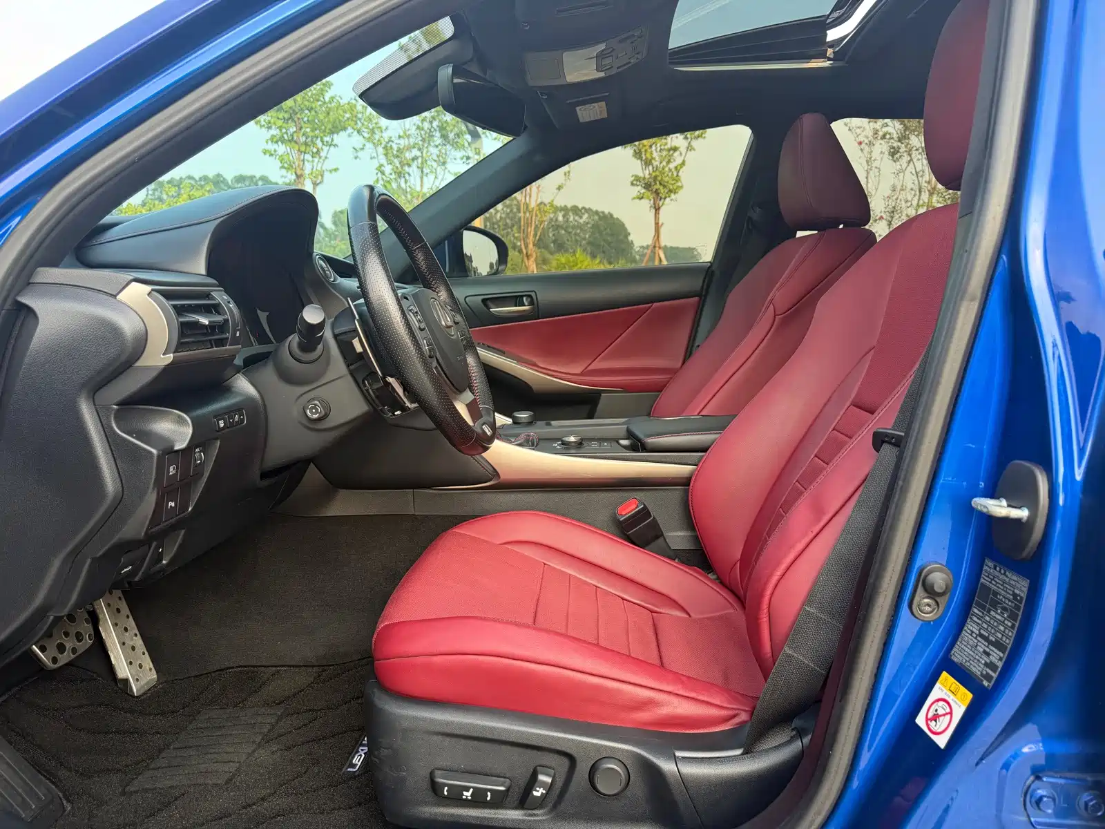Фото 4 - Lexus IS