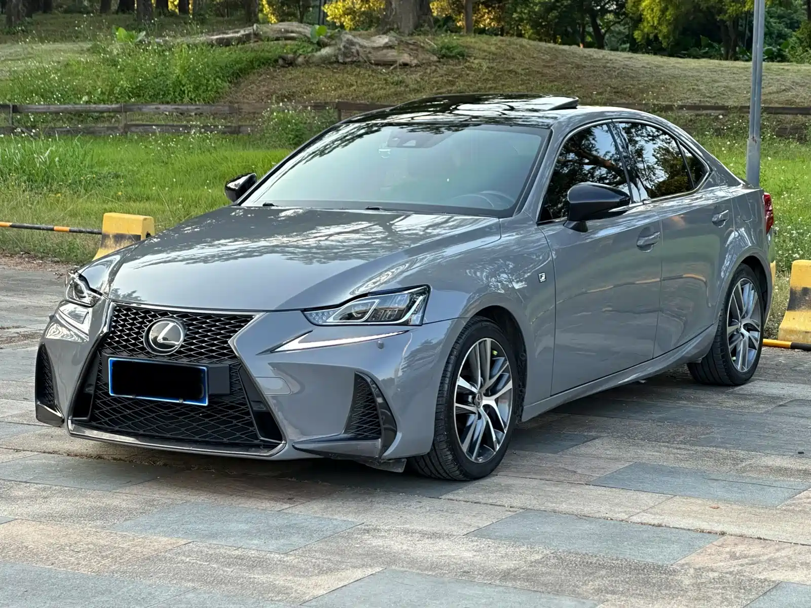 Фото 1 - Lexus IS