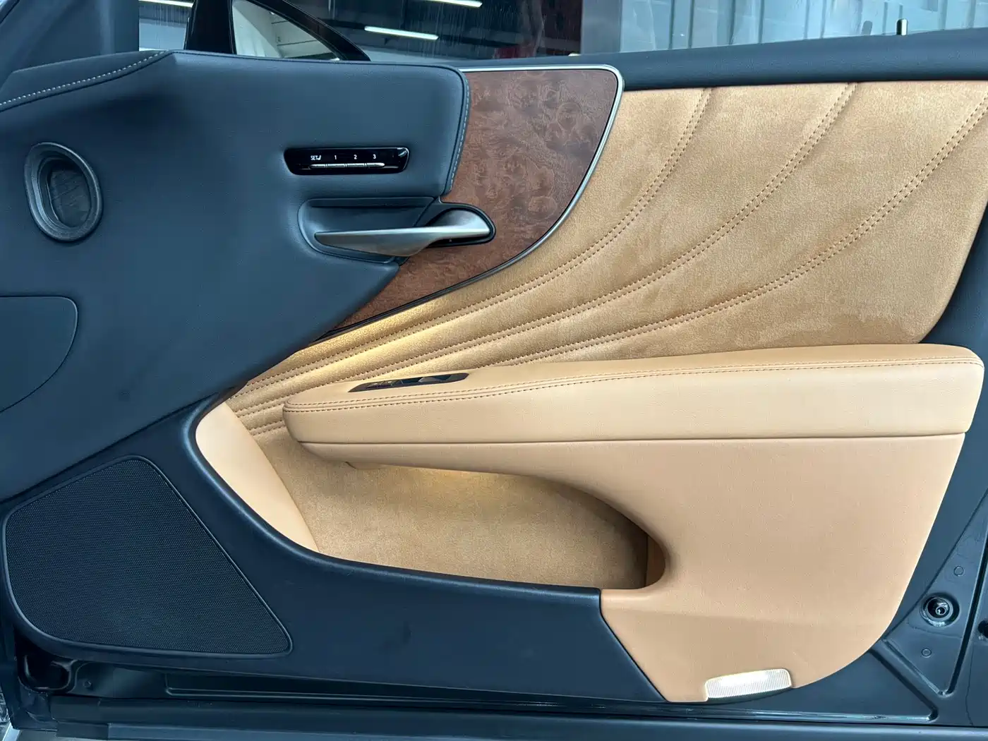 Lexus LS 2021 500h Excellence Edition фото 17