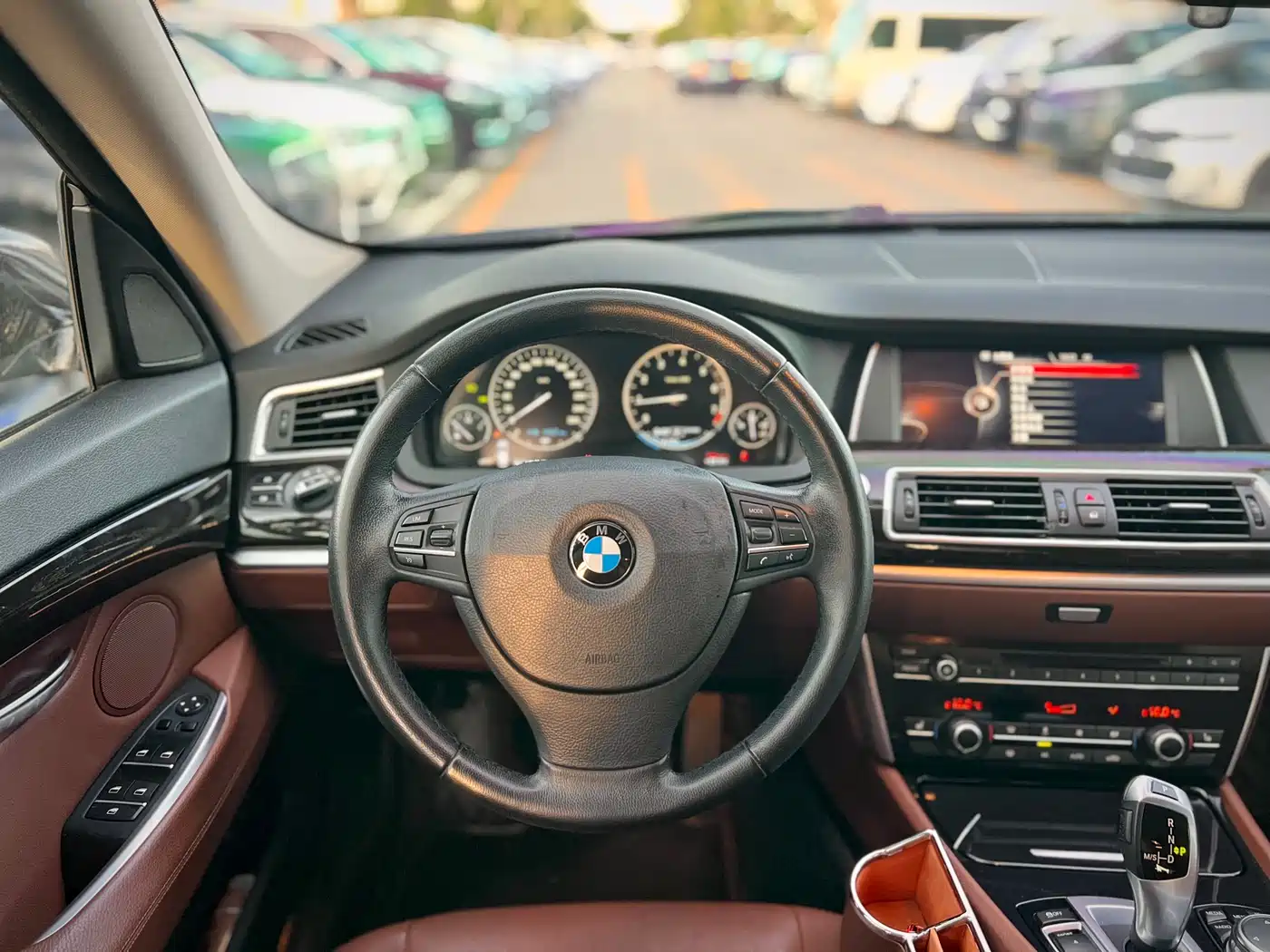 BMW 5 Series GT 2015 528i Leading фото 10