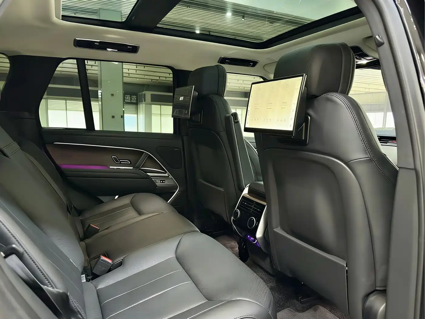 Land Rover Range Rover 2024 3.0 L6 360PS Golden Age Edition фото 13