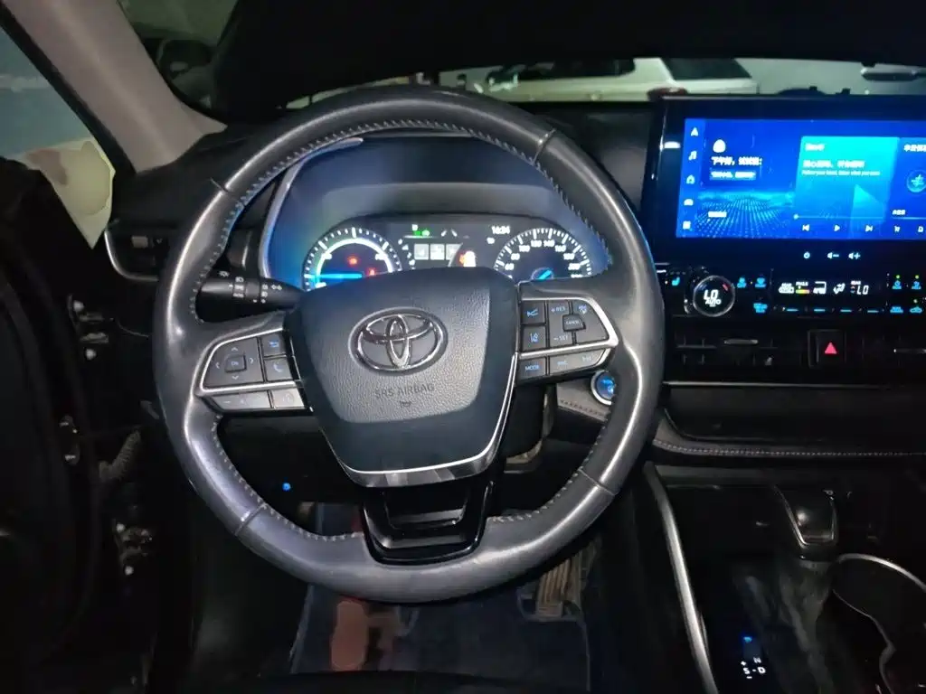 Photo 3 - Toyota Highlander