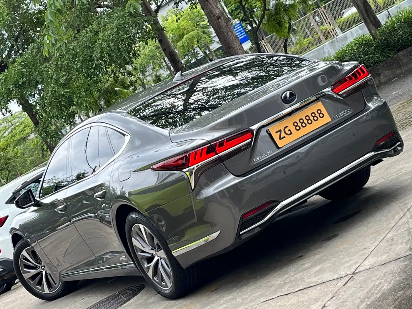 Lexus LS 2018 500h Excellence Edition China V фото 8