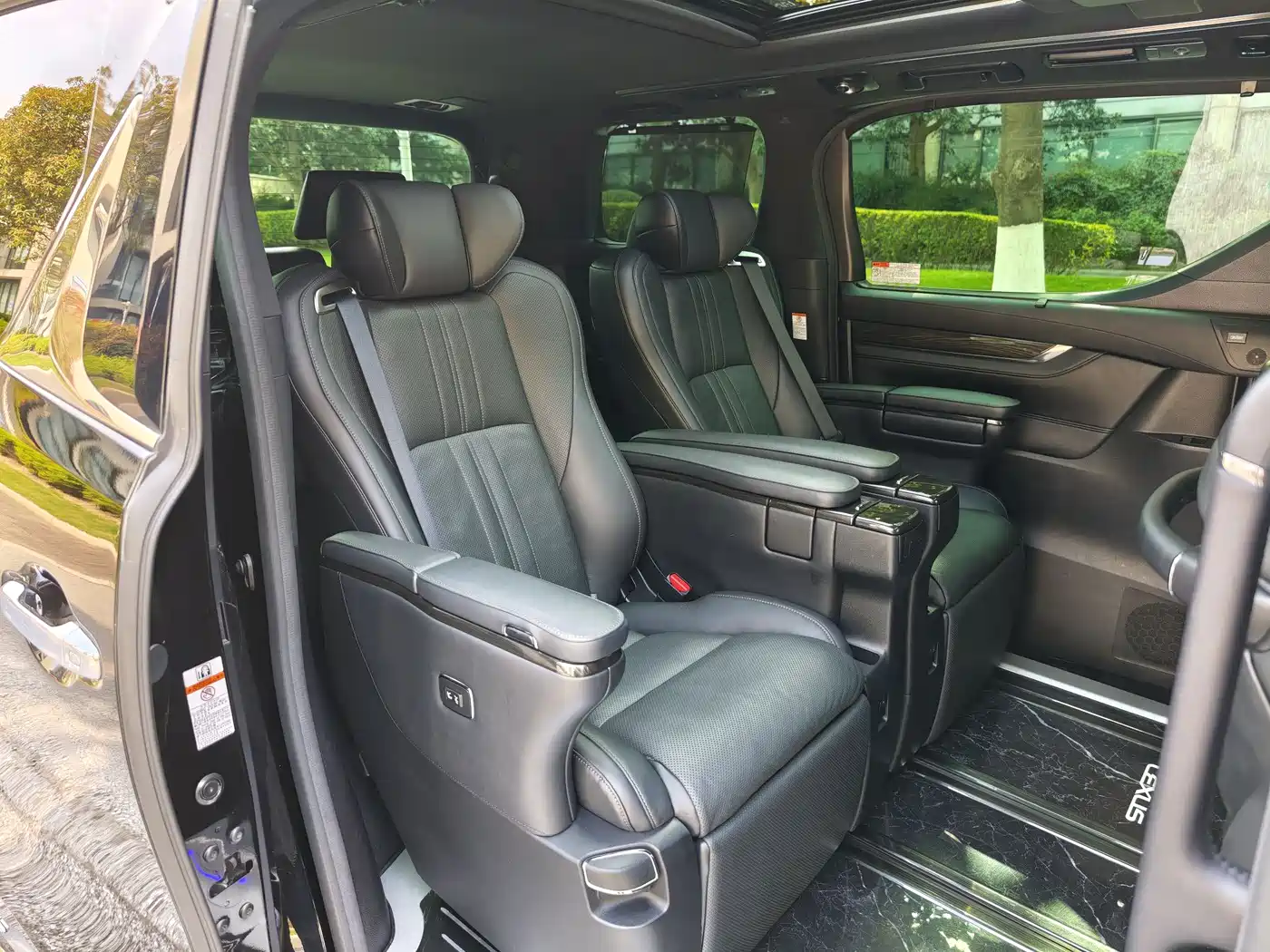Lexus LM 2020 300h Seven-Seater Elegance Edition фото 15