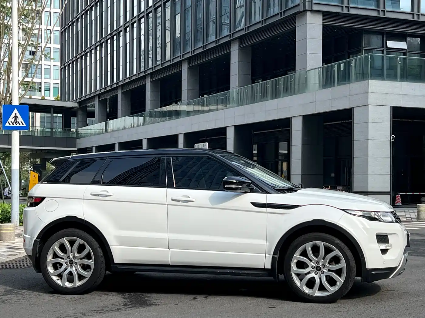 Land Rover Range Rover Evoque (Import) 2013 2.0T 5-Door Spark Limited Edition фото 8