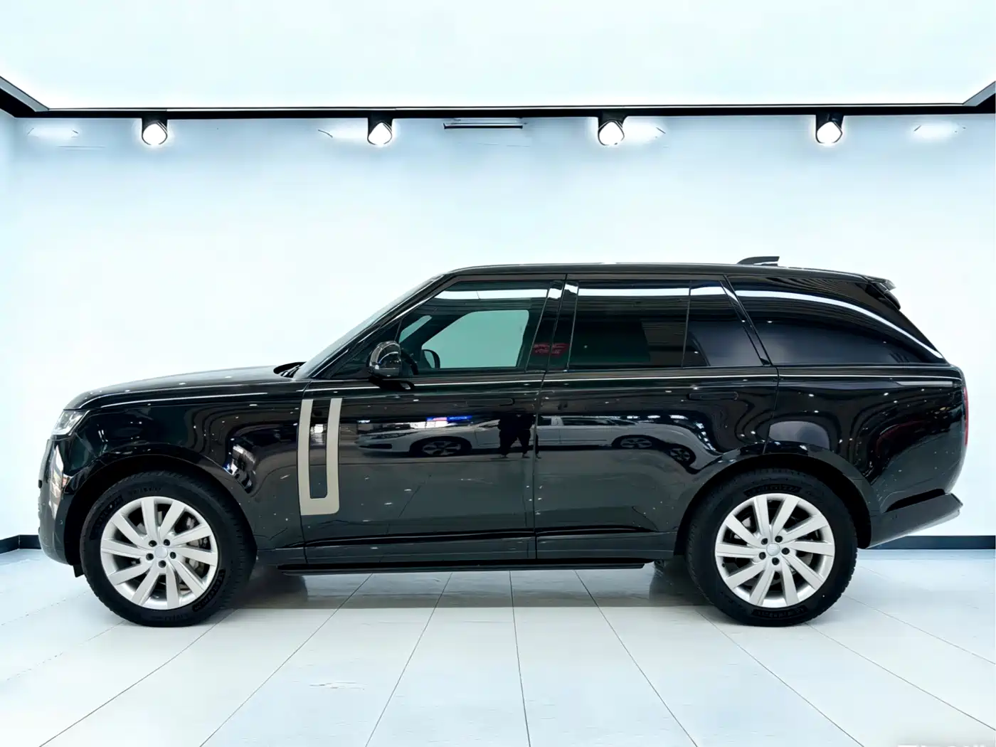 Land Rover Range Rover 2024 3.0 L6 360PS Golden Age Edition фото 6