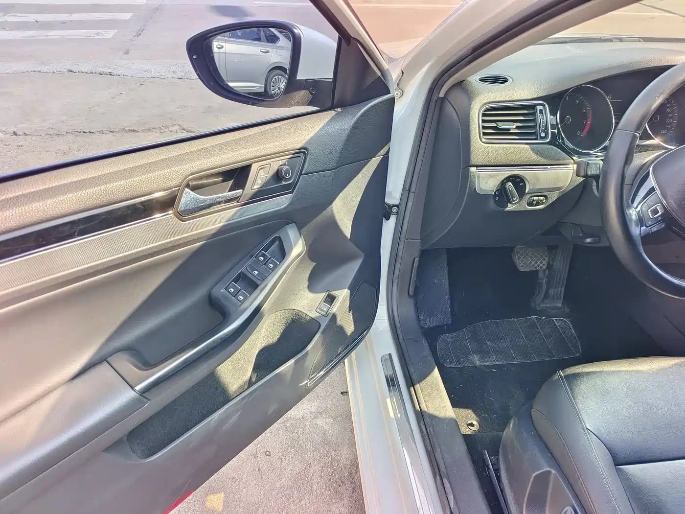 Volkswagen Sagitar 2018 1.6L Automatic Comfort фото 13