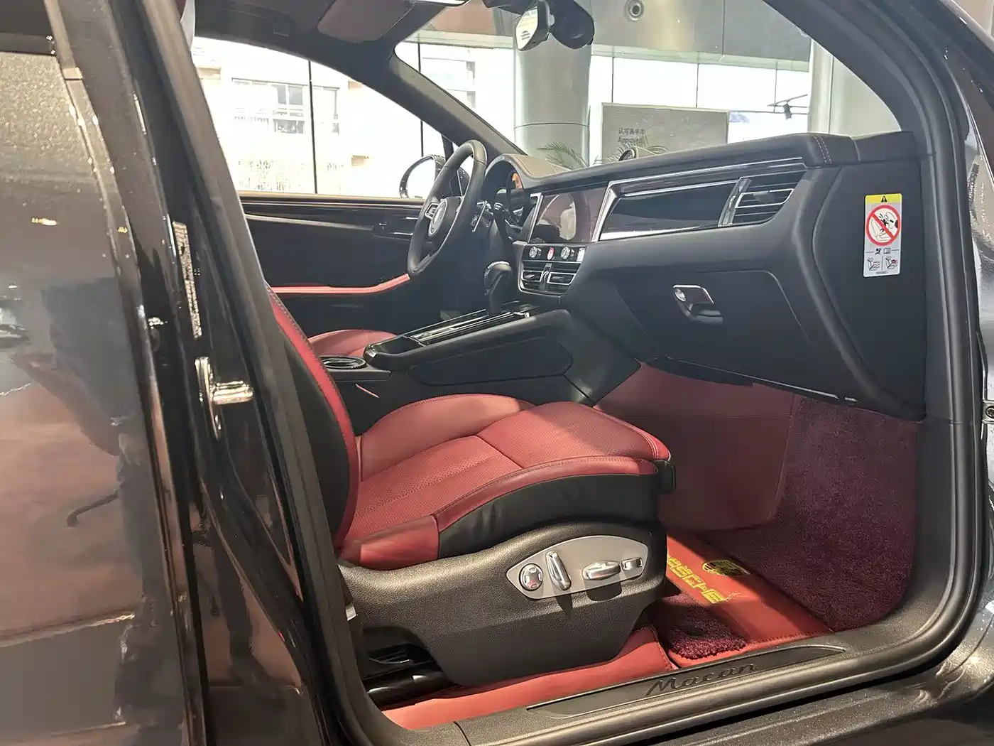 PORSCHE MACAN