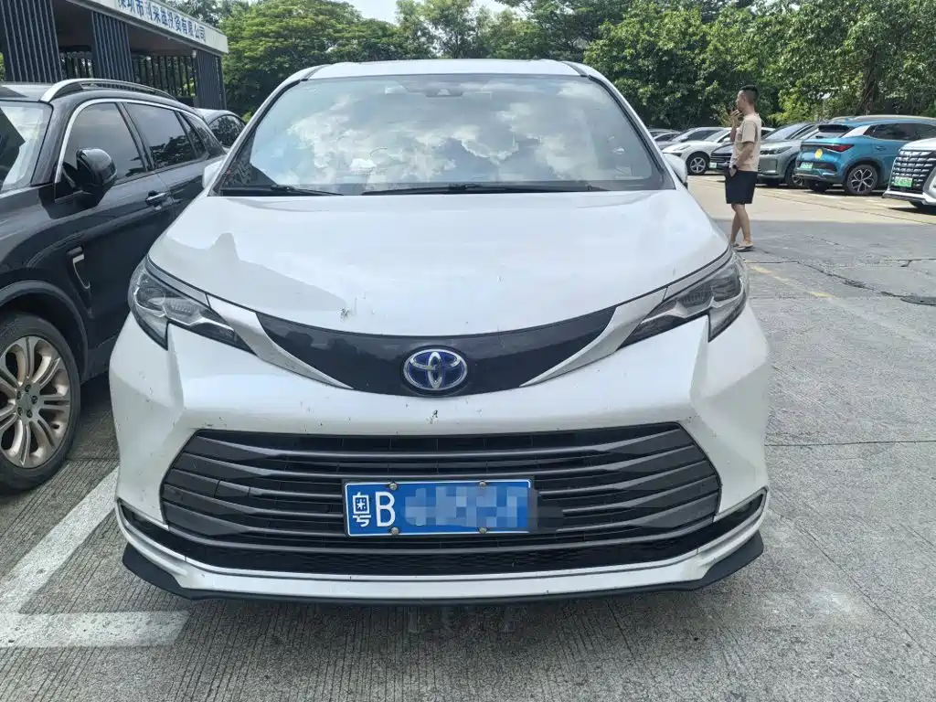 Photo 10 - Toyota Sienna