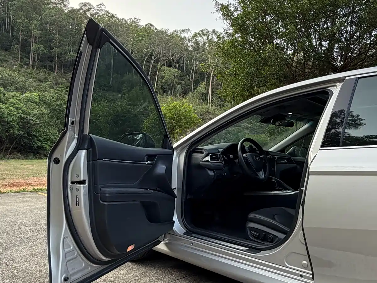 Toyota Camry 2021 Hybrid 2.5HG Luxury Edition фото 13