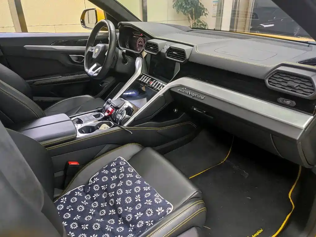 Photo 7 - Lamborghini Urus