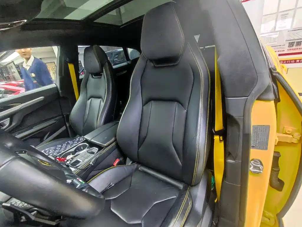 Photo 9 - Lamborghini Urus