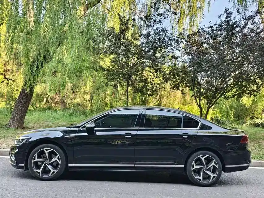 Volkswagen Magotan 2023 Model 2 Million Commemorative Edition 330TSI DSG Luxury фото 3
