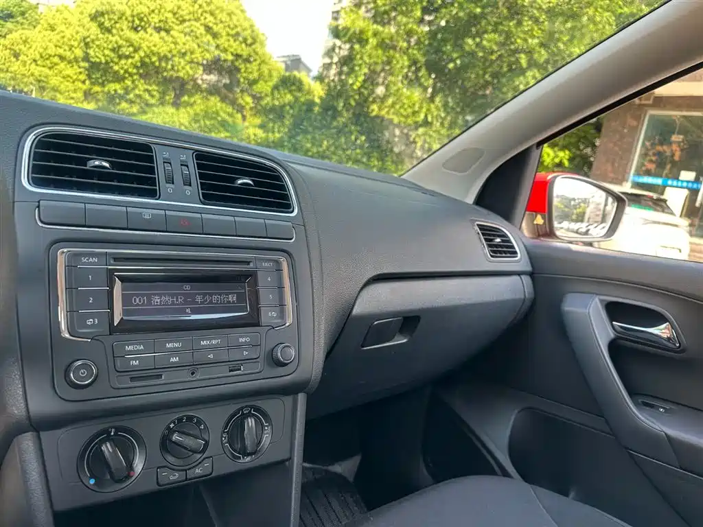 Volkswagen Polo 2013 1.6L Automatic Luxury Edition фото 15