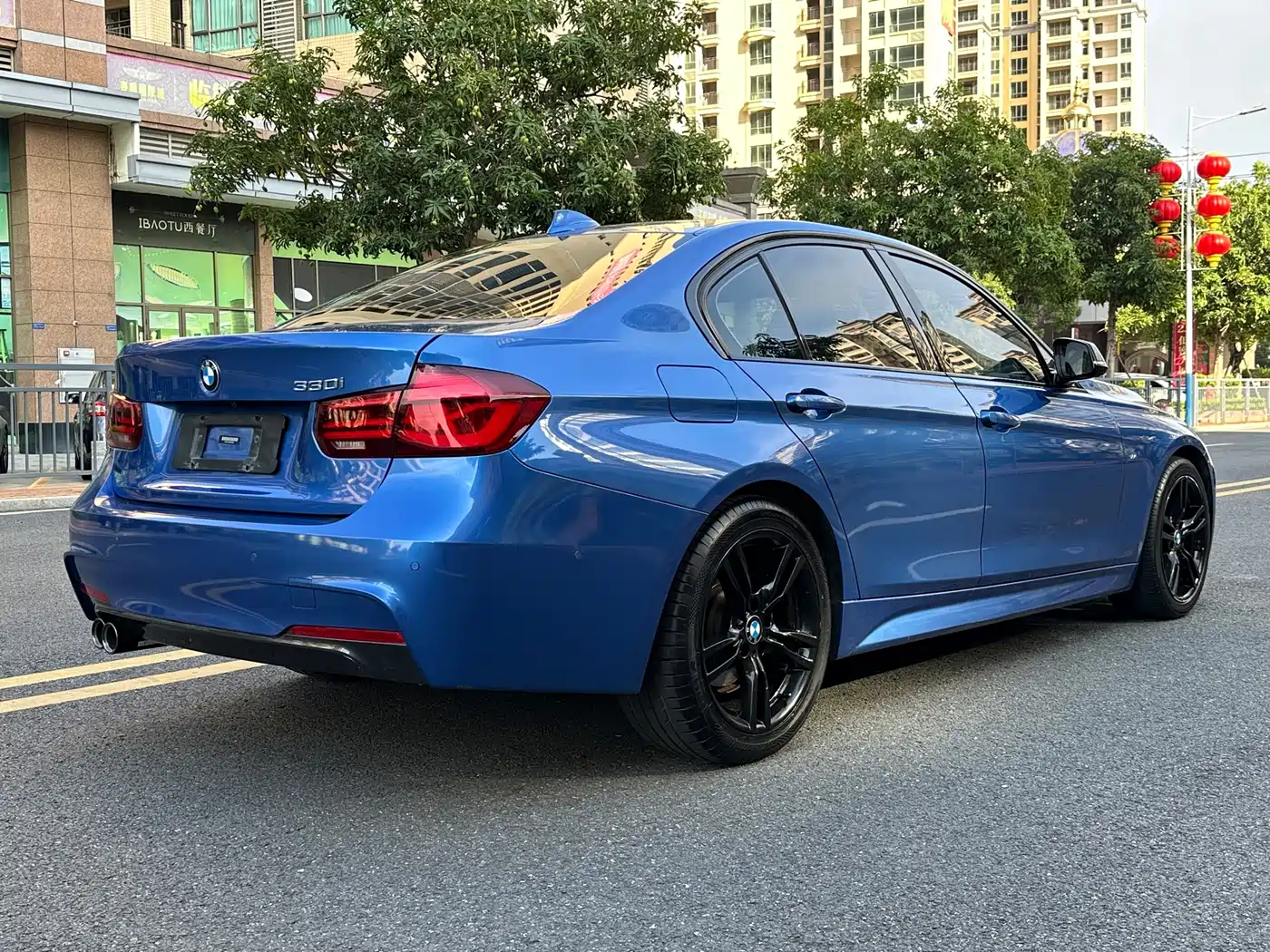 BMW 3 Series 2018 320i M Sport Black Night Edition фото 9