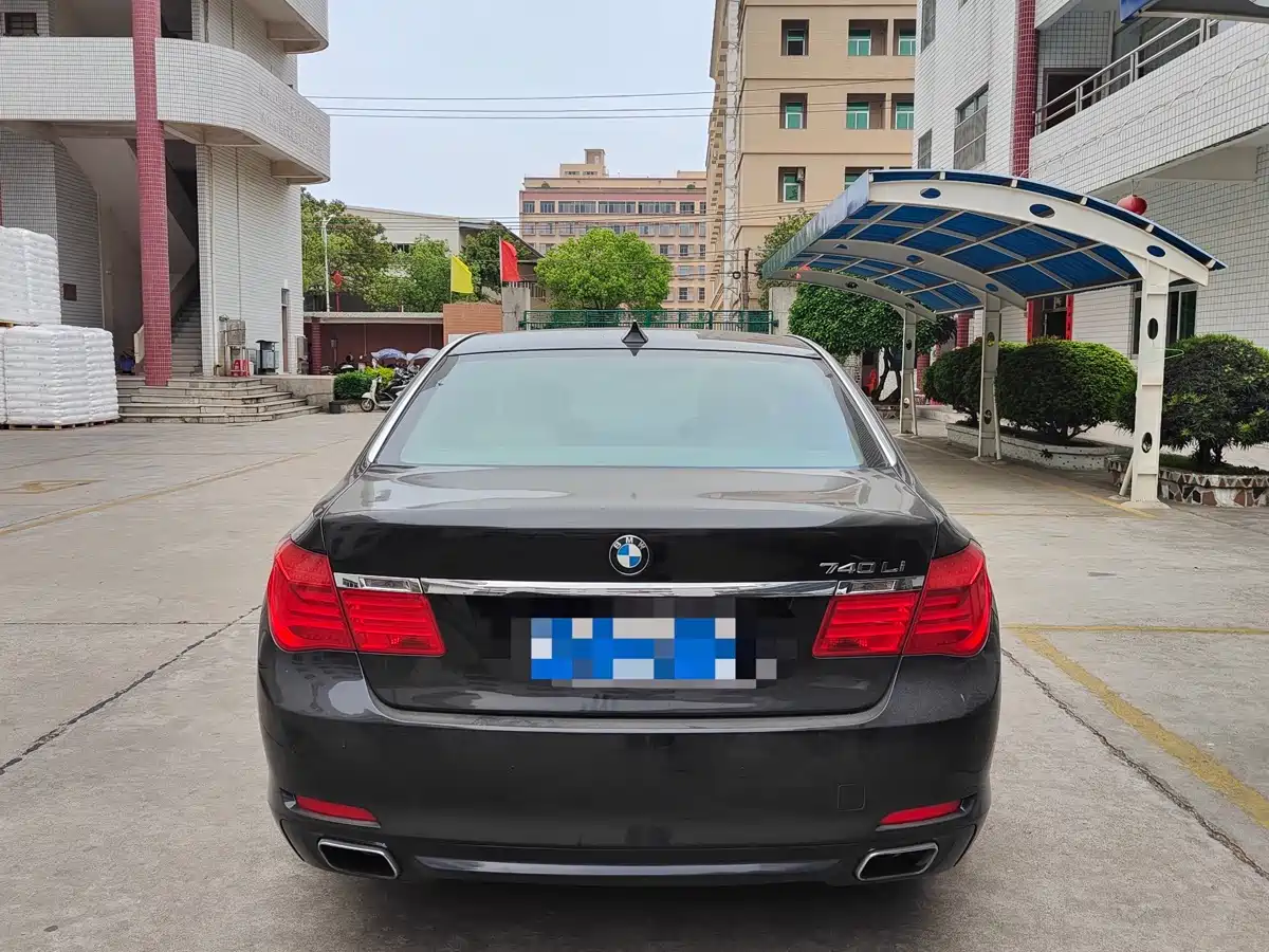 BMW 7 Series 2009 740Li Luxury фото 3