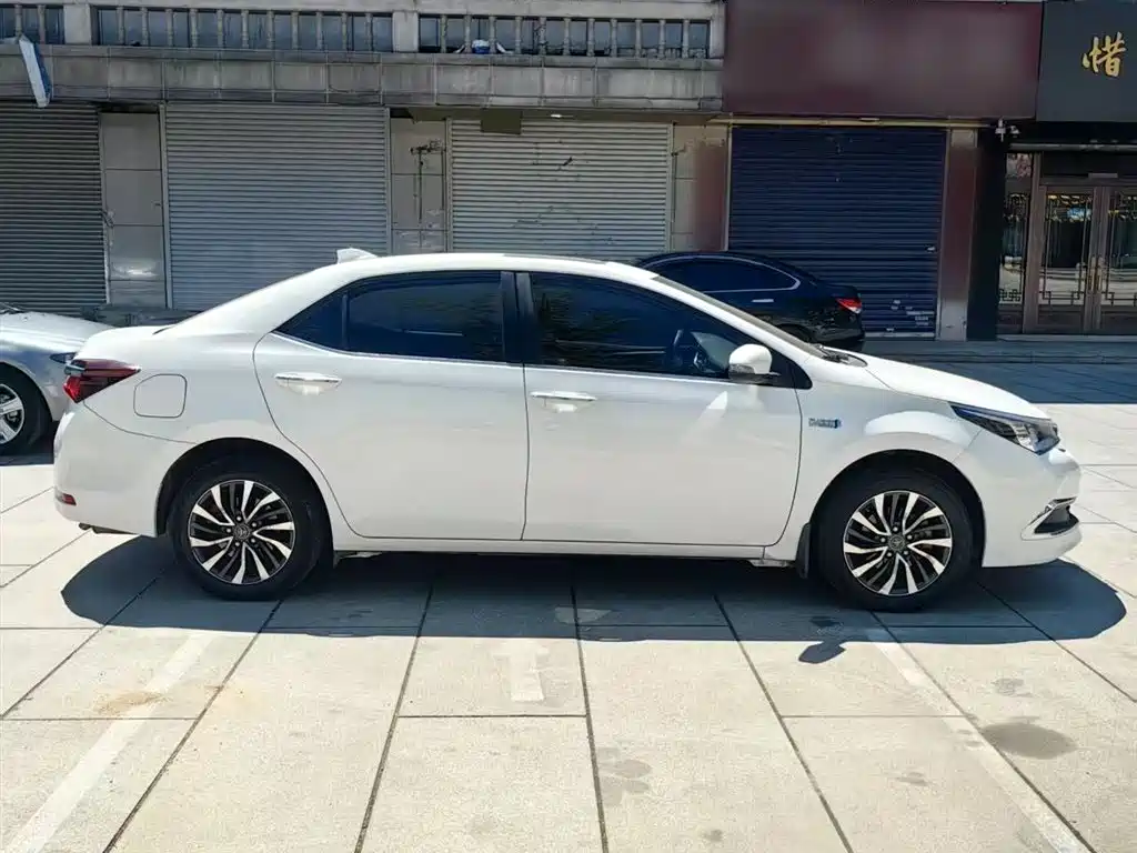 Toyota Corolla Twin Engine E+ 2019 1.8L E-CVT Leading Edition фото 8