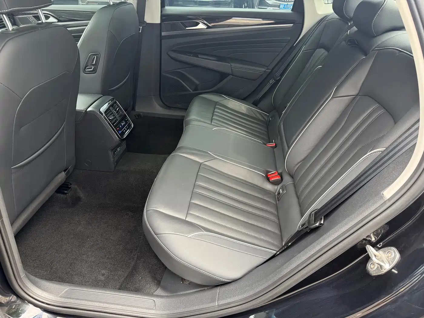 Volkswagen Passat 2023 330TSI Elite Edition фото 9