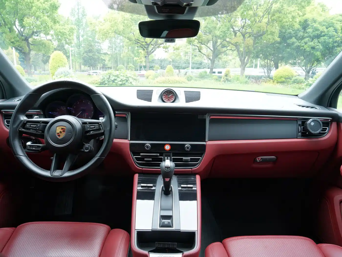 PORSCHE MACAN