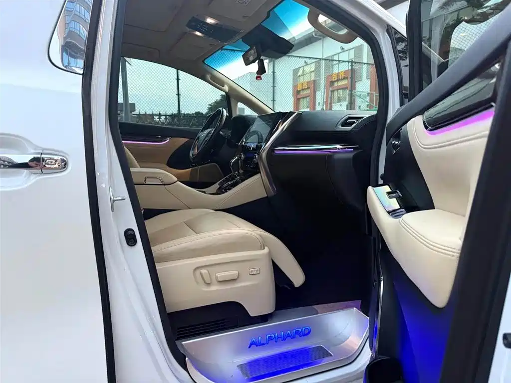 Toyota Alphard 2021 Hybrid 2.5L Luxury фото 5