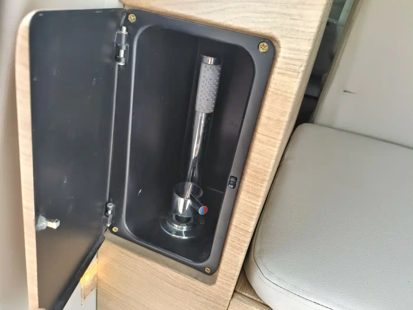 SAIC Maxus RG10 2019 2.0TGI Pop-top Camper Sunshine Edition фото 20