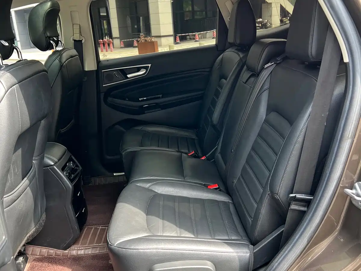 Фото 10 - Ford Edge