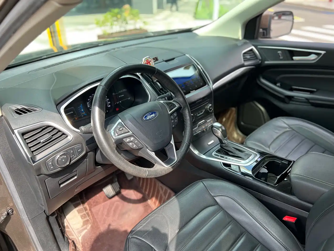 Фото 12 - Ford Edge