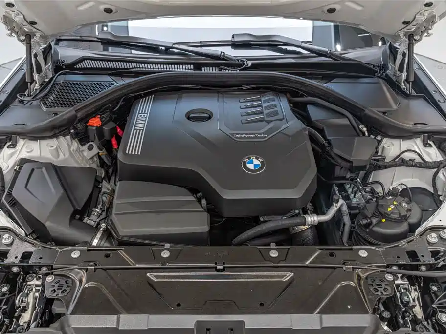BMW 3 Series 2025 325i M Sport Package фото 9