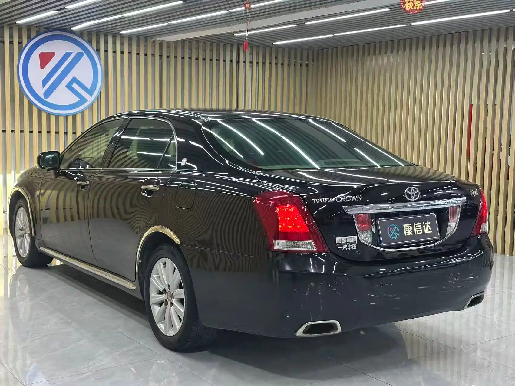 صورة 7 - Toyota Crown