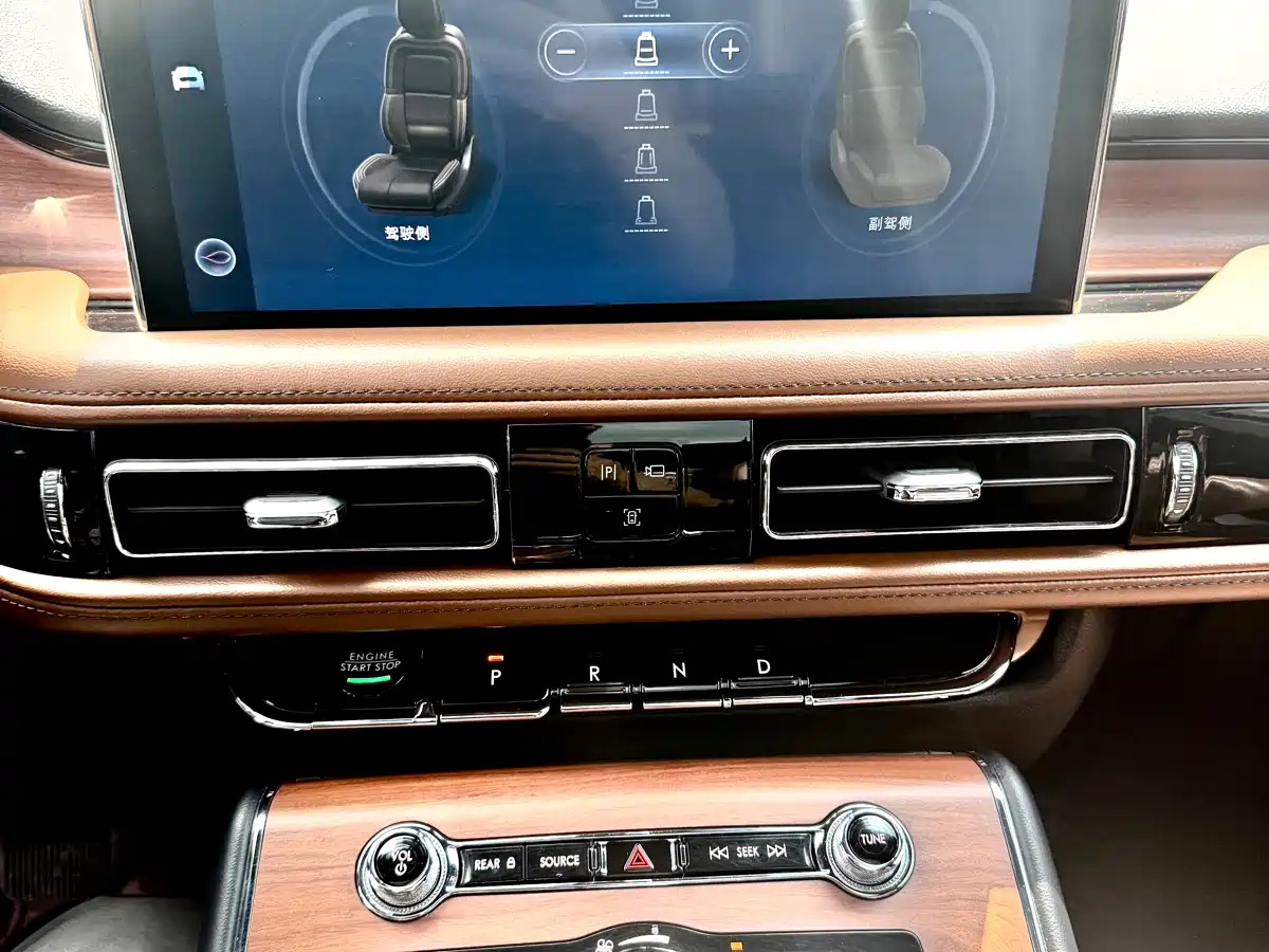 Photo 18 - Lincoln Aviator