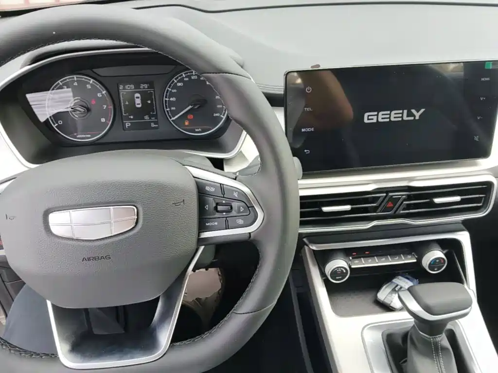 Фото 10 - Geely Coolray
