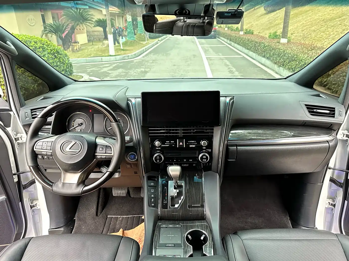 Lexus LM 2020 300h Seven-Seater Elegance Edition фото 4