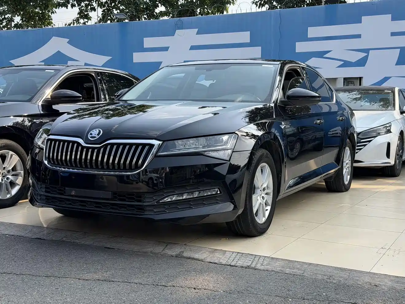 Photo 3 - Škoda Superb
