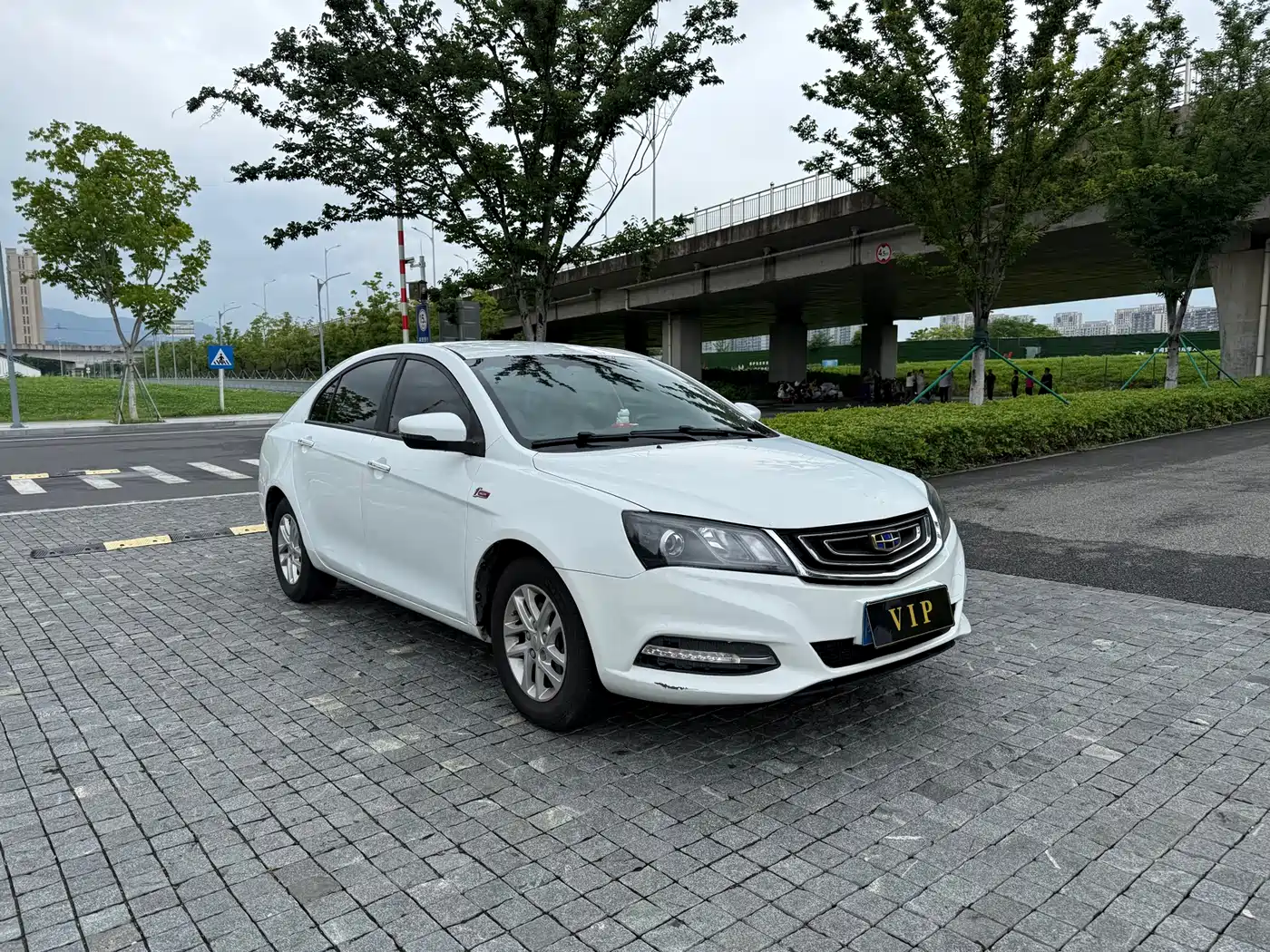 Фото 2 - Geely Emgrand