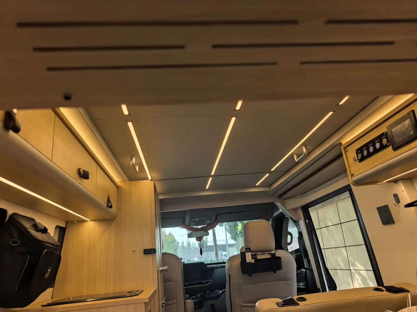Sinotruk Xianfeng V 2026 2025 Commercial Travel Edition 2.0T Automatic Short Wheelbase Low Roof